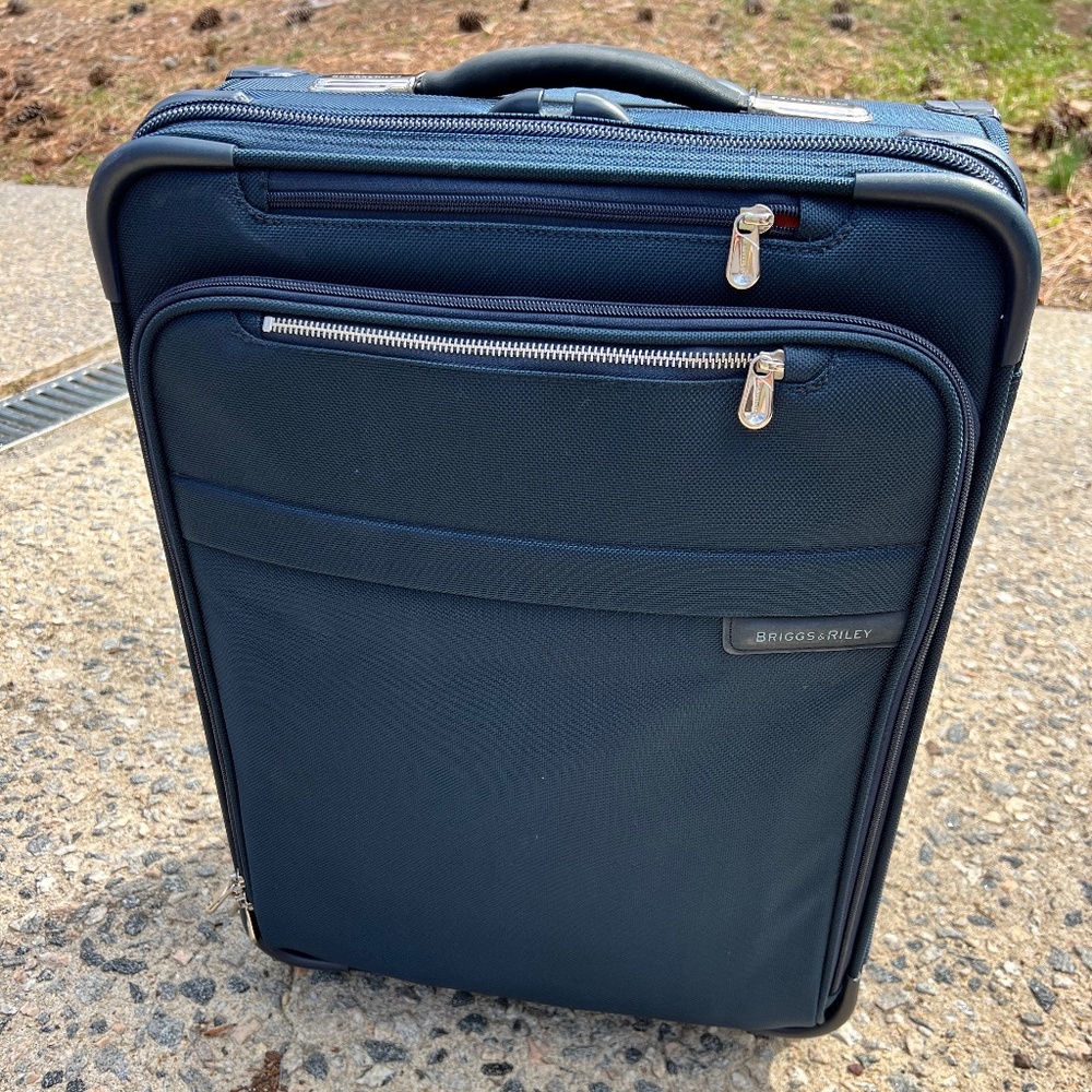 Briggs & Riley Essential 22" Carry-On Expandable Spinner